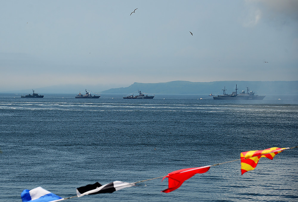 Парад кораблей на праздновании Дня Военно-морского флота России в акватории Амурского залива
