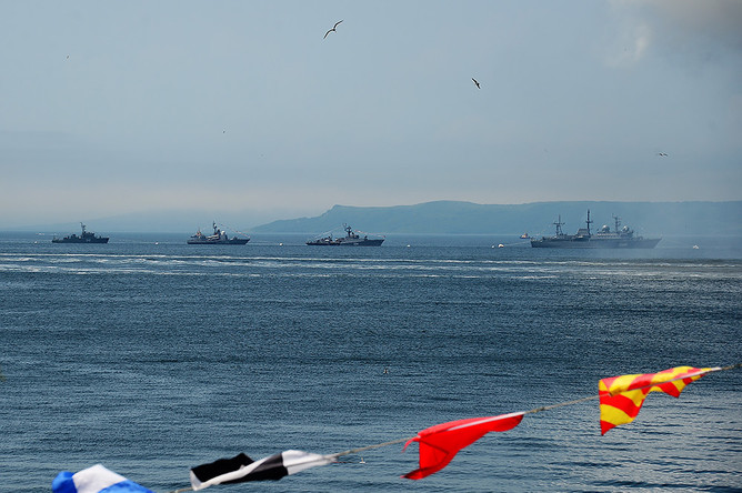 Парад кораблей на праздновании Дня Военно-морского флота России в акватории Амурского залива