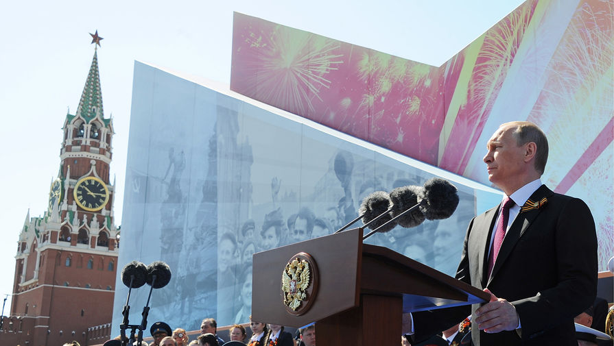Президент России Владимир Путин выступает на&nbsp;Красной площади во время военного парада, посвященного 71-й годовщине Победы в&nbsp;Великой Отечественной войне