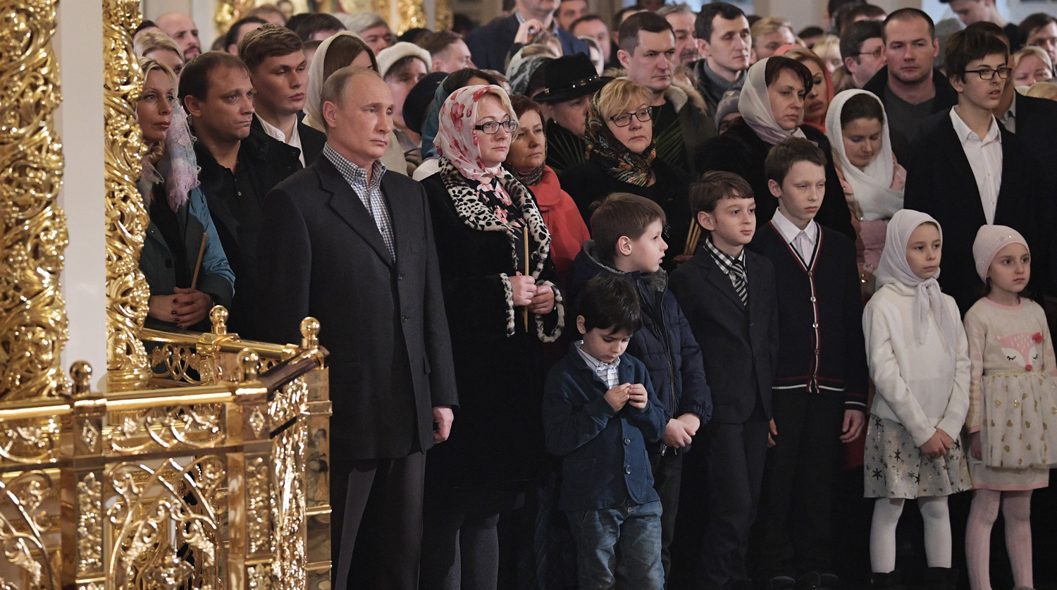 Президент России Владимир Путин во время рождественского богослужения в церкви святых и праведных Симеона Богоприимца и Анны Пророчицы в Санкт-Петербурге, 7 января 2018 года
