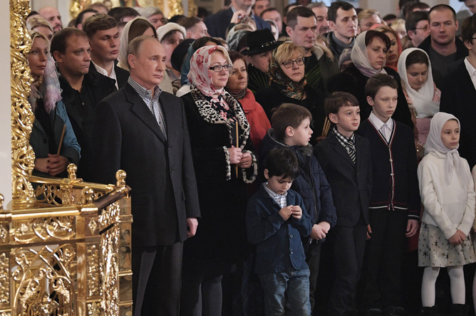 Президент России Владимир Путин во время рождественского богослужения в церкви святых и праведных Симеона Богоприимца и Анны Пророчицы в Санкт-Петербурге, 7 января 2018 года