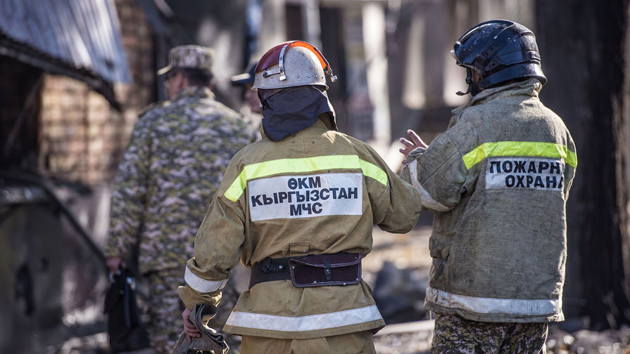 Сотрудники МЧС возле кафе &laquo;Антошка&raquo; на&nbsp;пересечении улиц Чуй и Эркиндик в&nbsp;Бишкеке, где произошли три взрыва и пожар, 9 ноября 2019 года