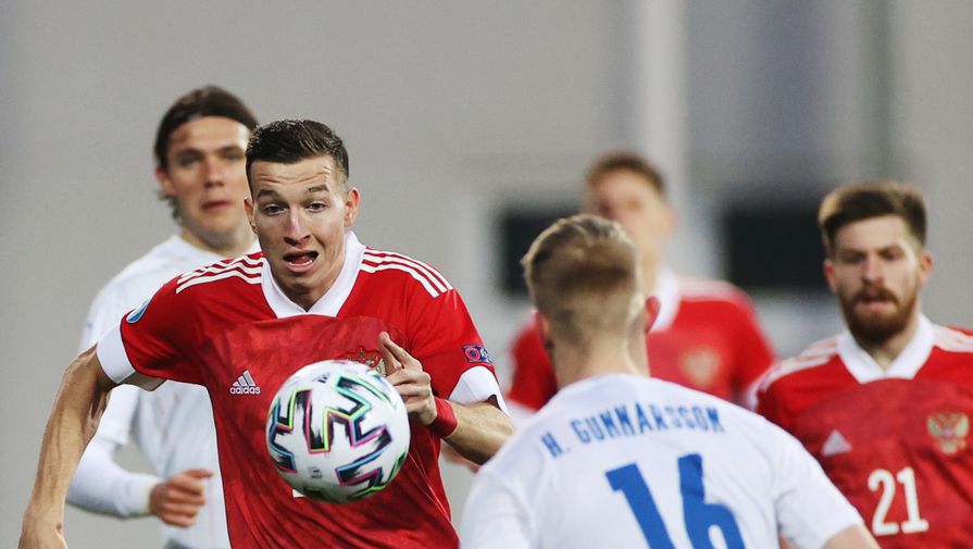 Денис Макаров в составе сборной России в матче чемпионата Европы по футболу — 2021 среди молодежных команд 