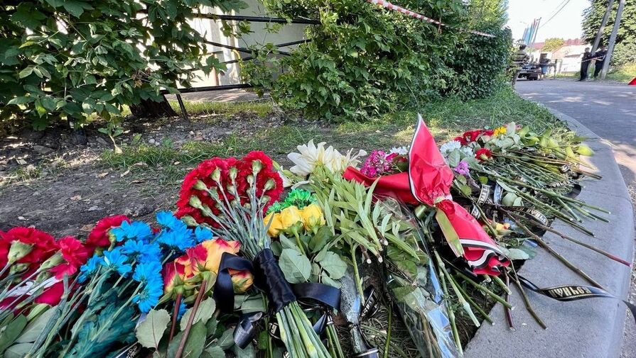 В Белгорода несут цветы к стихийному мемориалу на месте гибели людей после обстрела ВСУ