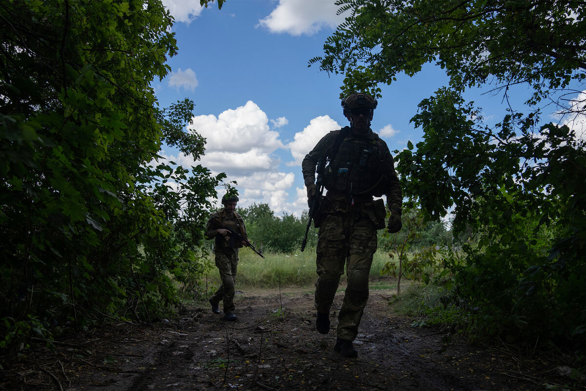 РИА Новости: украинские военные попали на камеру, когда украли телефоны из  магазина сотовой связи в Херсоне - Газета.Ru | Новости