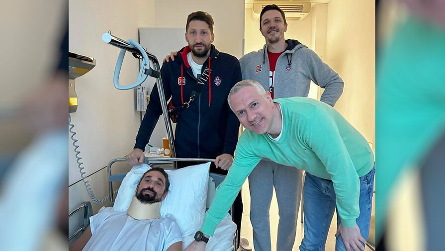 Баскетболисты ЦСКА навестили одноклубника Алексея Шведа в больнице после нападения