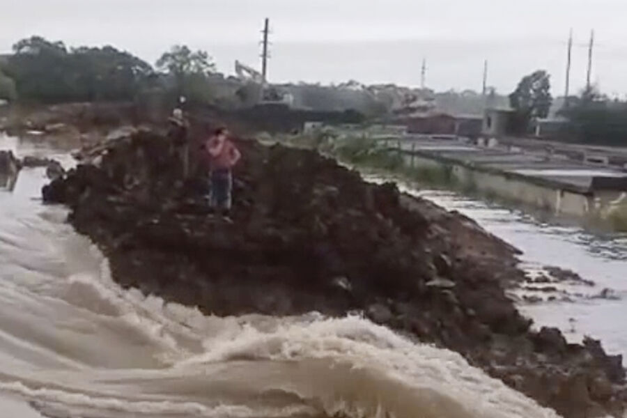 Прорыв дамбы в кургане. Уссурийск наводнение. Прорыв дамбы в Уссурийске. Уссурийск Приморский край наводнение. Потоп в Уссурийске.