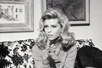 Нэнси Синатра перед отъездом на гастроли во Вьетнам, Лос-Анджелес, 1967 год