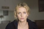 <b>«Пылающая равнина» (2008)</b>
<br><br>
В результате получается история женщины по имени Марианна (Шарлиз Терон), которая в юности случайно убила (а ведь хотела только напугать) свою мать и ее любовника. У нее начинается роман с сыном убитого, рождается дочь, но Марианна оставляет ребенка на папу и пускается бежать. Через десять лет — в другом городе и другой жизни — ей самой придется искать оставленную дочь.
