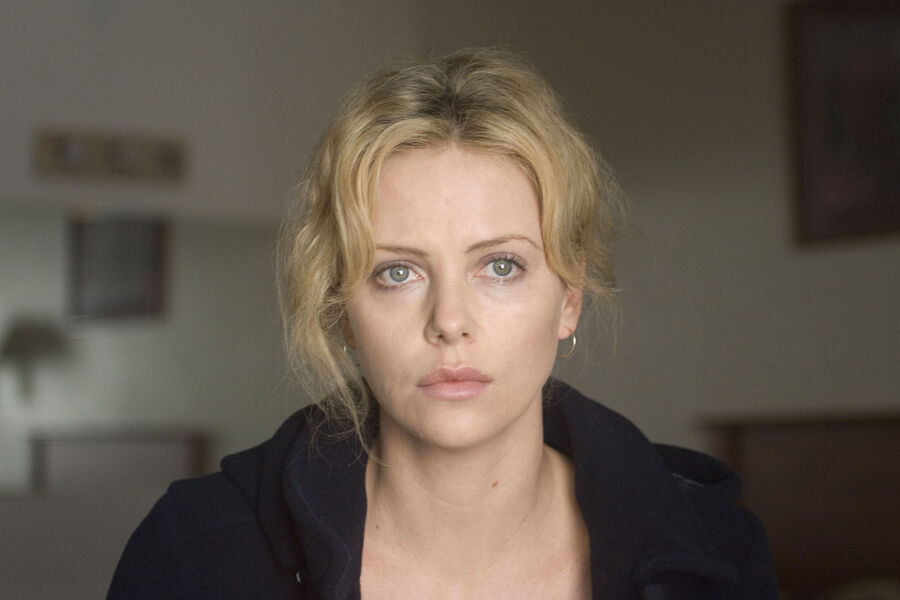 <b>«Пылающая равнина» (2008)</b>
<br><br>
В&nbsp;результате получается история женщины по&nbsp;имени Марианна (Шарлиз Терон), которая в&nbsp;юности случайно убила (а ведь хотела только напугать) свою мать и ее любовника. У&nbsp;нее начинается роман с&nbsp;сыном убитого, рождается дочь, но Марианна оставляет ребенка на&nbsp;папу и пускается бежать. Через&nbsp;десять лет — в&nbsp;другом городе и другой жизни — ей самой придется искать оставленную дочь.