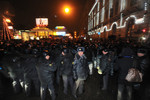 По сообщениям корреспондентов Газеты.Ru ОМОН стоял по 4 человека вряд. Вскоре после начала шествия в ход были применены дубинки. 