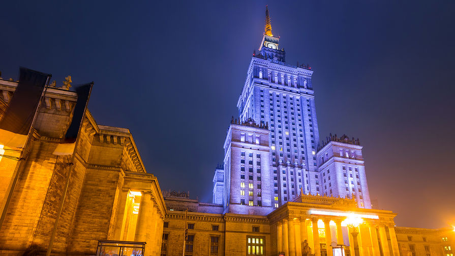 Дворец Культуры и Науки в центре ночной Варшавы