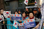 Жители Южной Кореи приветствуют президента страны перед его встречей с Ким Чен Ыном, 27 апреля 2018 года