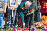 Ветеран ВОВ возлагает цветы к Вечному огню в Тбилиси