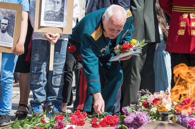 Ветеран ВОВ возлагает цветы к Вечному огню в Тбилиси