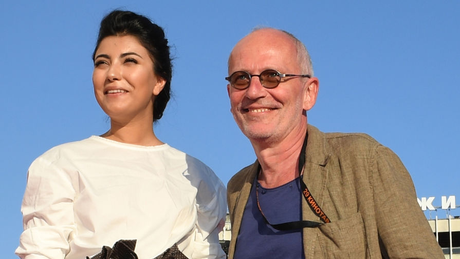 Александр Гордон и его супруга Нозанин Абдулвасиева на красной дорожке перед торжественной церемонией закрытия фестиваля «Кинотавр» в Сочи, 2018 год