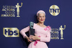 Актриса Хелен Миррен позирует за кулисами с Премией за жизненные достижения на 28-й церемонии вручения премии Гильдии киноактеров в Санта-Монике, Калифорния, США, 27 февраля 2022 года