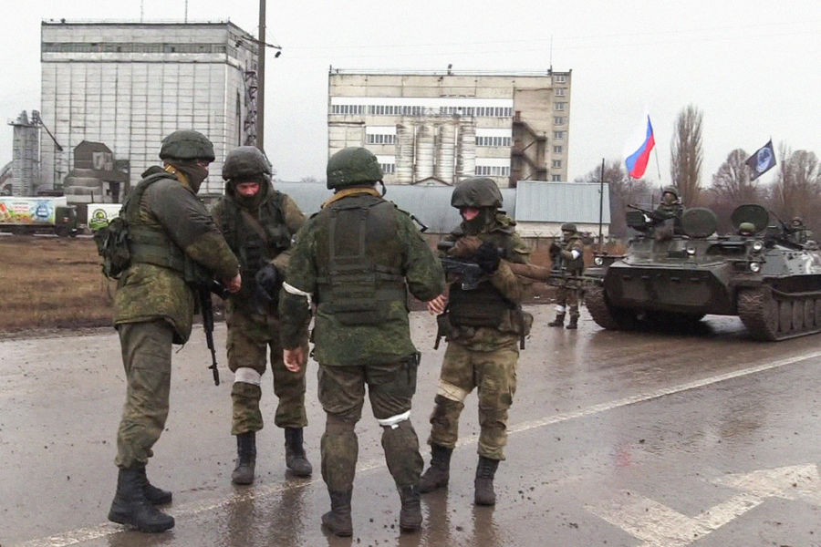 Подразделения Вооруженных сил России и Народной милиции Луганской Народной Республики (ЛНР) во время встречи в поселке Новоайдар