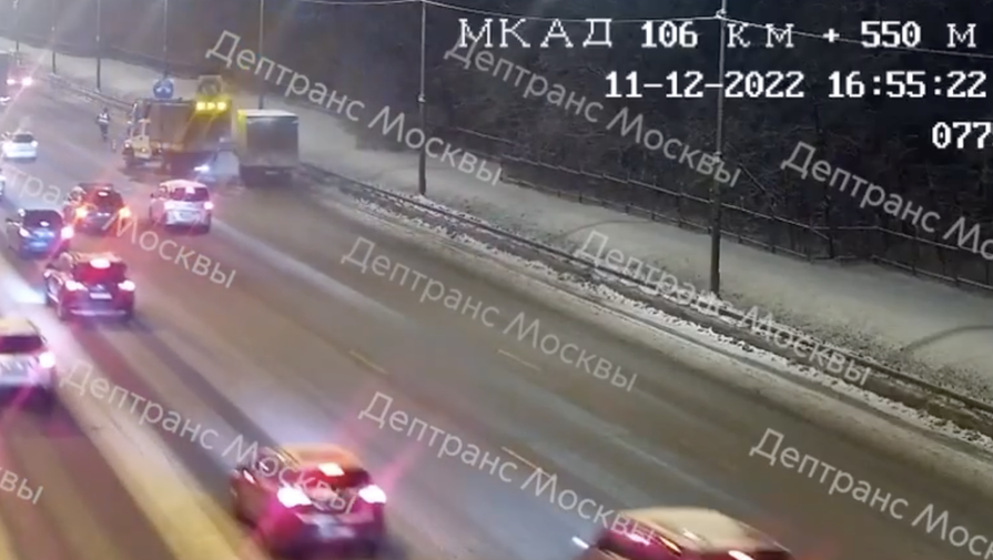 На МКАД грузовик врезался в автомобиль прикрытия ЖКХ