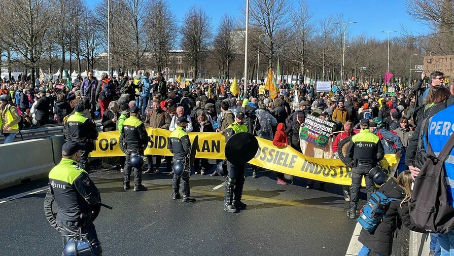 Полиция в Гааге задержала 700 заблокировавших автотрассу экоактивистов