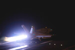 Военный самолет взлетает с авианосца для нанесения ударов по военным объектам в Йемене, 12 января 2024 года
