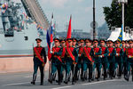 Военнослужащие проходят торжественным парадом во время празднования Дня Военно-Морского Флота в Санкт-Петербурге