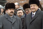 Вице-президент России Александр Руцкой и президент Борис Ельцин на Красной площади во время празднования Дня Вооруженных сил, 1992 год