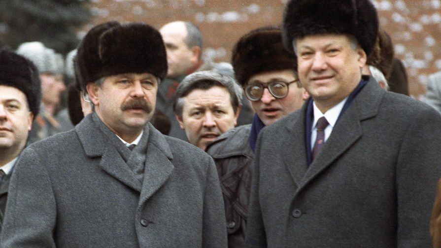 Вице-президент России Александр Руцкой и президент Борис Ельцин на Красной площади во время празднования Дня Вооруженных сил, 1992 год