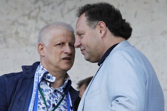 Константин Сарсания (справа) и Сергей Фурсенко на матче «Зенита» летом 2017 года