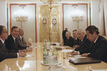 Генеральный секретарь ЦК КПСС Юрий Владимирович Андропов, вице-президент США Джордж Буш (второй слева за столом) и государственный секретарь США Джордж Шульц во время встречи в Кремле, 15 ноября 1982 г.