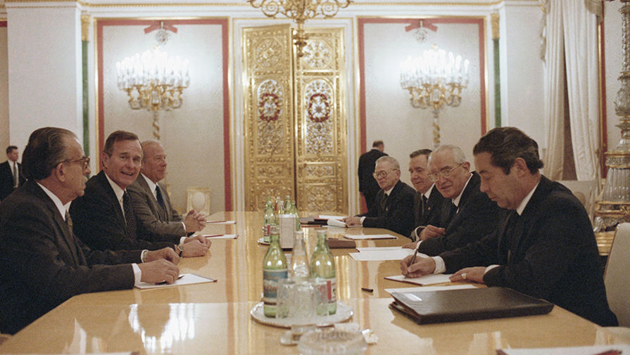 Генеральный секретарь ЦК КПСС Юрий Владимирович Андропов, вице-президент США Джордж Буш (второй слева за&nbsp;столом) и государственный секретарь США Джордж Шульц во время встречи в&nbsp;Кремле, 15&nbsp;ноября 1982&nbsp;г.
