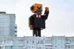 Картонный памятник В.И. Ленину в стиле игры Minecraft, выполненный художниками А.Закировым и И.Тузовым в рамках арт-проекта «Городские истории», у музейного центра «Площадь Мира».