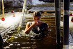 Девушка во время крещенских купаний на Верх-Исетском пруду в Екатеринбурге