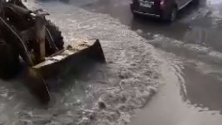 Власти Ноябрьска посоветовали жителям, недовольным уборкой воды бульдозером, жаловаться в жилнадзор