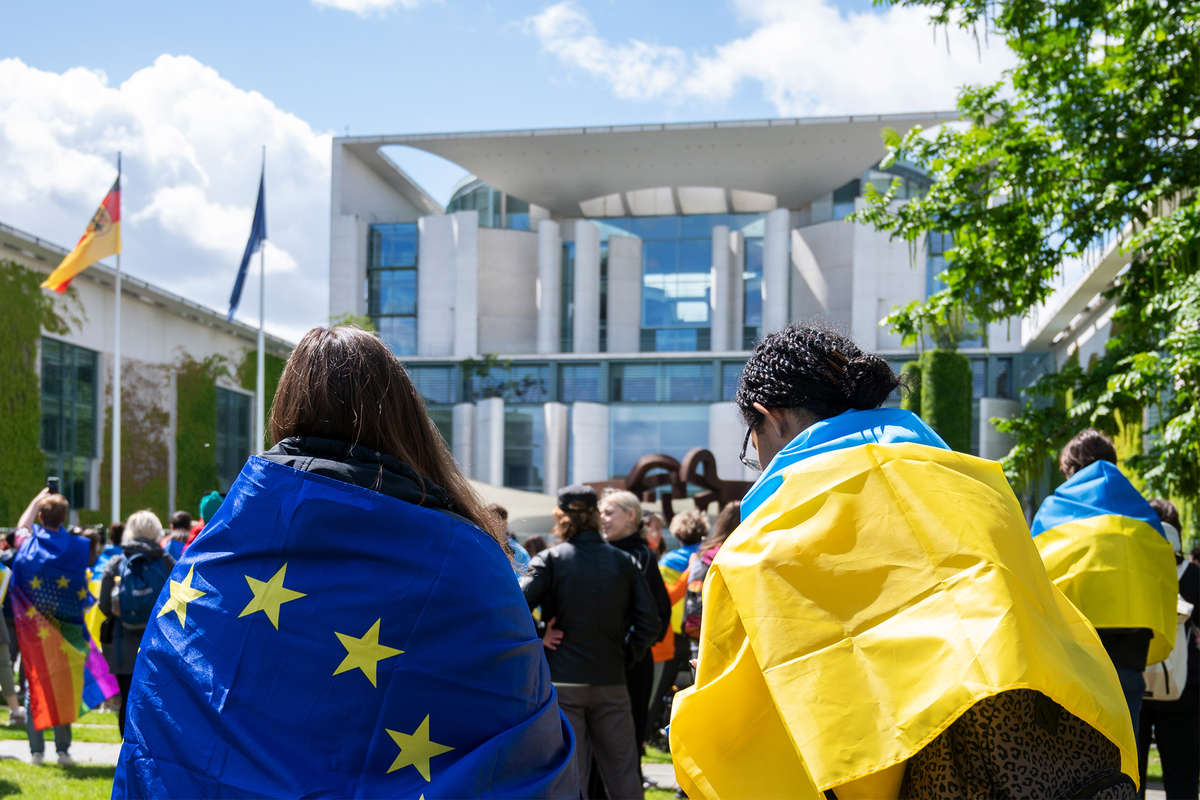 Демонстранты во время митинга за вступление Украины в Европейский Союз в Берлине, 28 мая 2022 года