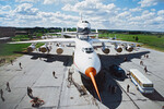 Грузовой самолет АН-225 «Мрия» с многоразовым космическим кораблем «Буран» после перелета с космодрома «Байконур» в Киев, 1989 год