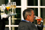 Президент США Джордж Буш-младший с бокалом пива перед ужином во время саммита G8, Хайлигендамм, Германия, 2007 год