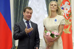 Президент России Дмитрий Медведев во время вручения ордена Почета олимпийской чемпионке, теннисистке Елене Дементьевой на торжественной церемонии в Екатерининском зале Кремля, 2009 год