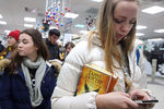 Покупатели во время старта продаж книги «Гарри Поттер и Проклятое дитя. Части первая и вторая» на русском языке
