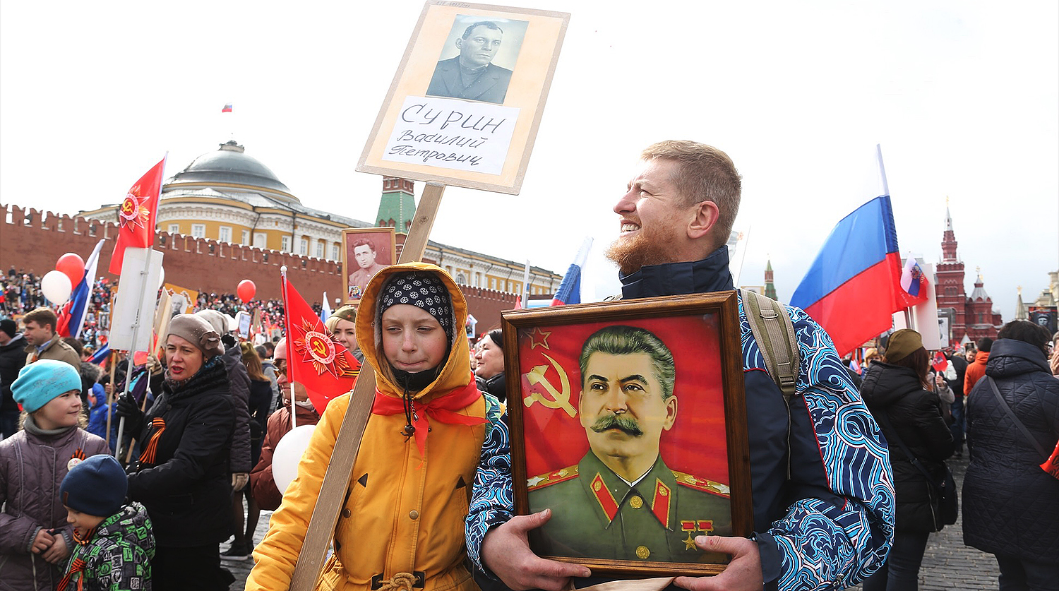 Участники во время акции «Бессмертный полк» в Москве