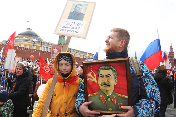 Участники во время акции «Бессмертный полк» в Москве