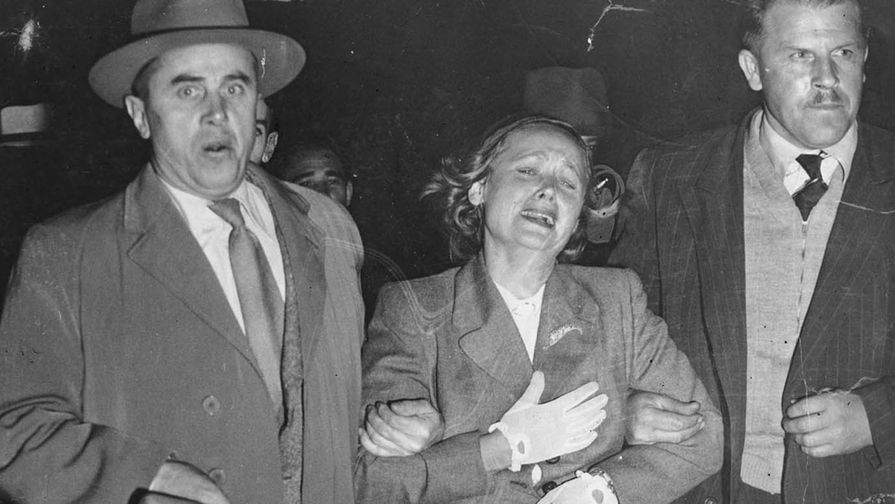 Вооруженные советские дипкурьеры Жарков и Карпинский тащат Евдокию Петрову к самолету в аэропорту Сиднея (19 апреля 1954 г.)