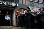 Вынос гроба с телом народного артиста России Алексея Булдакова после церемонии прощания в Центральном доме кино в Москве, 8 апреля 2019 года