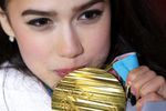 Олимпийская спортсменка из России Алина Загитова, завоевавшая золотую медаль в женском одиночном катании на соревнованиях по фигурному катанию, во время церемонии награждения на XXIII зимних Олимпийских играх, 2018 год