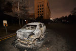 Сожженный автомобиль возле мэрии Алматы, Казахстан, 5 января 2022 года
