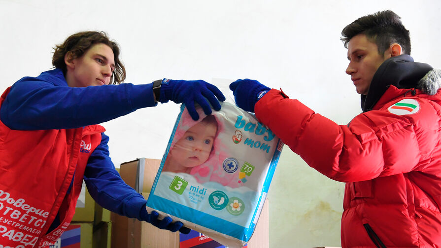 Российские волонтеры передали многодетной семье из Херсонской области теплую одежду