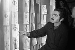 Пако Рабан расставляет эскизы в своей мастерской, 1969 год