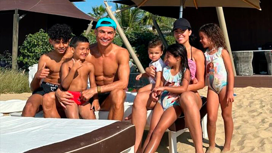 Роналду выложил видео с детьми со своего отдыха у океана