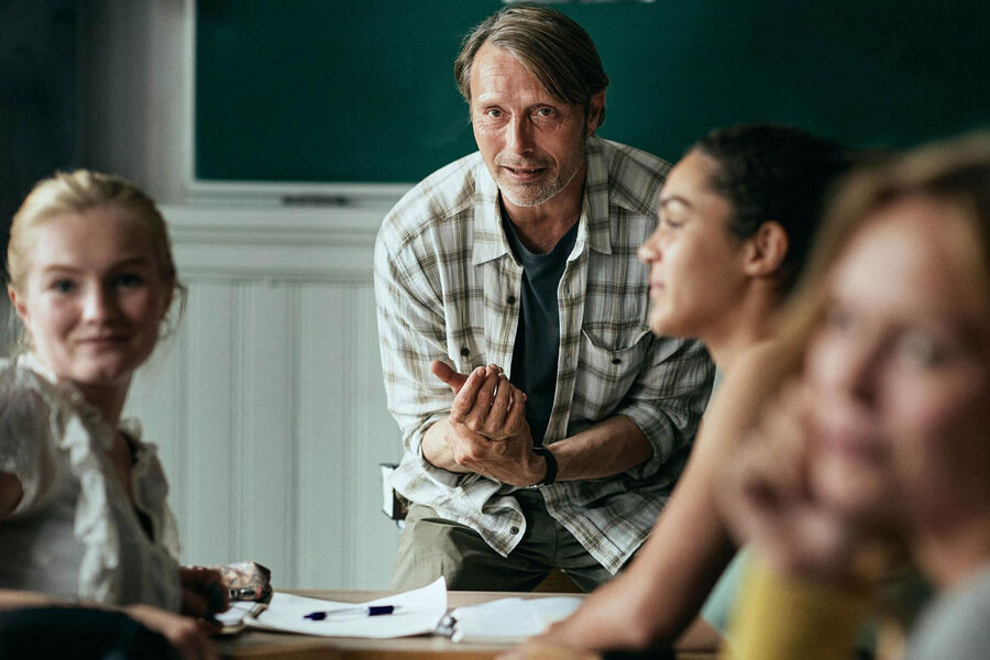 <b>&laquo;Еще по&nbsp;одной&raquo; (2020)</b>
<br><br>
Вторая совместная работа Мадса Миккельсена с&nbsp;режиссером Томасом Винтербергом была отмечена премией &laquo;Оскар&raquo; как лучший фильм на&nbsp;иностранном языке. В&nbsp;центре сюжета &mdash; школьный учитель Мартин (Миккельсен), который вместе с&nbsp;тремя друзьями решает проверить необычную теорию: якобы человеку не хватает 0,5 промилле алкоголя в&nbsp;крови, чтобы чувствовать себя счастливее. Их &laquo;научный эксперимент&raquo;, конечно же, выходит из-под контроля, и будни героев превращаются в&nbsp;череду комичных, болезненных и рискованных ситуаций.