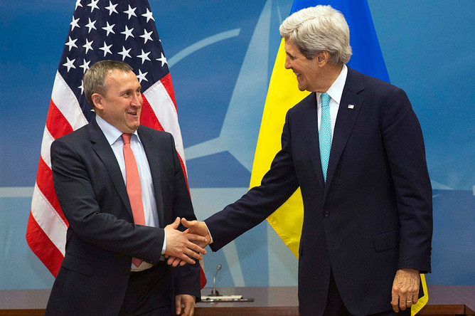 Государственный секретарь США Джон Керри и министр иностранных дел Украины Андрей Дещица в штаб-квартире НАТО